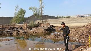 小雨用鱼叉在水底探索，突然发现一条大鱼，连叉三下终于击中