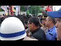 r1cuh disemprot water canon.. full video aksi unjuk rasa mahasiswa di dprd provinsi jatim