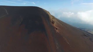 宝永火口を横断し宝永山をめざす Aerial approach to Hoei Mound, Fuji Volcano