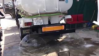 散水車の後からの散水の動画（重力散水）