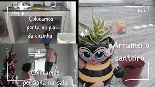 Colocamos porta de alumínio na pia da cozinha/ Colocamos persiana na sala/ Arrumei o canteiro 🌷