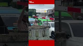 Kebaikan abang ini bantu menahan portal agar tidak mengenai mobil