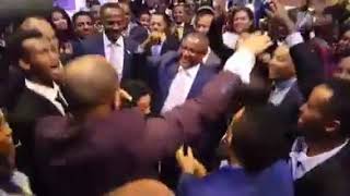 አቶ ገዱና ዶ/ር አምባቸው በ«እያየህ በለው» ሙዚቃ በዋሽንግተን ዲሲ ሲጨፍሩ