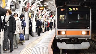 中央線209系1000番台トタT82編成東京行き警笛鳴らして入線　2023.12.7