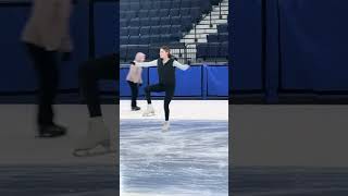 Snot flies out of figure skater's nose (🎥: tt/anapaulamtr)