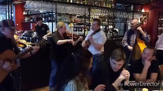 Irsk folkemusik på Dalle Valle i Odense hvor vi spiste og bagefter irsk folkemusik på Ryan's pub i O