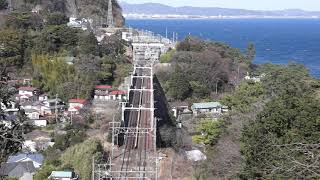 根府川　寒ノ目山トンネル直上より根府川を通過し白糸川橋梁を渡る185系特別急行踊り子号