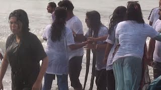 কক্সবাজার সমুদ্র সৈকতে মেয়েদের গোসল ।। Cox's Bazar। Sea Batch Activities  HOT GIRL SWIMMING ।