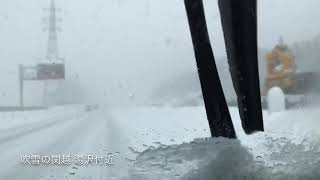 吹雪の関越道 湯沢付近