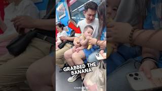 Baby Wants the Banana That the Woman Is Carrying on the Subway! 😅❤️ #shorts