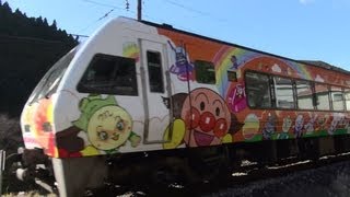 振り子式特急南風 アンパンマン列車高速通過！