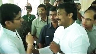 Applause as NRI stops Chiranjeevi from jumping voters' queue