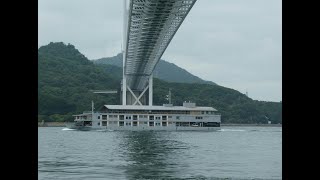 因島大橋を行き交う船　令和4年8月17日