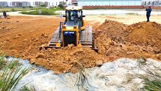 Excellent skill operator Heavy dozer SHANTUI DH 17 C2 Use Power push stone into the mud