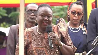 Owek. Joyce Mpanga wafiiridde nga anoonya  Kadaga amuyambe okubaako ensonga gy'aggusa