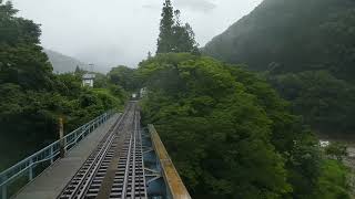 【前面展望】会津鉄道AT500形気動車　快速会津若松行き「雨の湯野上温泉駅に到着」