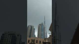 thunder storm at burj khalifa #burjkhalifa #uaenews #storm #thunderstorm #dubailife #dubairain