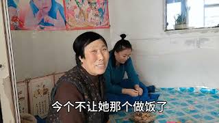 东北农村女人回娘家，屋里请炕上坐瓜子随便嗑，这待遇没谁了！