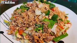 មុីឆាពងមាន់ Noodle Stir fried with eggs