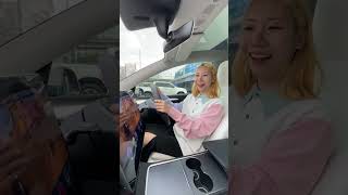 แข่งขับรถใน TESLA ดูซิจอยกับพวงมาลัย ใครจะชนะ! #evgirls #evcar #รถยนต์ไฟฟ้า #รีวิว #tesla #เล่นเกม