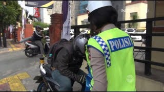 Tertidur di Trotoar, Bapak Ini Kaget Pas Bangun Ada Polwan Cantik - 86