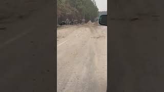 ロシアによるウクライナ侵攻　-　ロシア軍の T-72B3 戦車がウクライナ兵の集団に向かって至近距離から発砲する映像