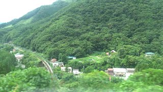 湯檜曽ループを走る上越線　湯檜曽駅を見下ろす