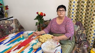 Ура! Долгожданные выходные. мама Люся приготовила вкусные вареники. Сделали вкусную морковчу.