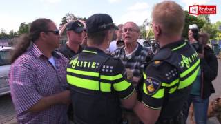 Eigenaar Cees Engel probeert politie toegang tot camping Fort Oranje te blokkeren