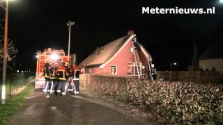 Schoorsteen brandt in rietgedekte woonboerderij in Eext