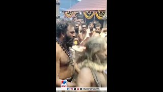 ശബരിമല പതിനെട്ടാംപടിക്കു മുന്നിൽ തുള്ളി ഉറയുന്ന ആലങ്ങാട്ട് സംഘത്തിന്റെ വെളിച്ചപ്പാടുകൾ