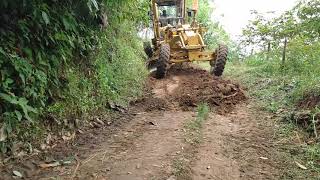 MAQUINARIA PESADA🚜trabajando cunetiando carreteras 🌄 MOTONIVELADORA Caterpillar 120 K (motor grader)