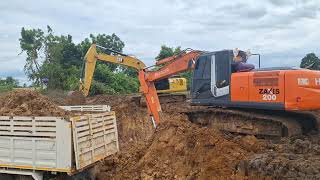 หนุ่มซามูไรเจอหนุ่มมะกัน hitachi zx200-3 vs cat323gx เปิดบ่อใหม่ ดั้มตั้งรับ excavator and truck