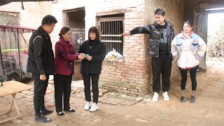 50万存款交给母亲保管，用钱时还剩2块，母亲却说全给闺女了