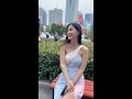 街拍坐在长凳上休息的美女