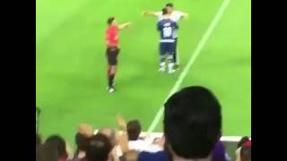 Pitch invader bows before Lionel Messi// Flitzer verneigt sich vor Messi