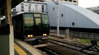 JR大和路線 学研都市線木津駅を発車する221系大和路快速加茂行きと321系快速篠山口行き