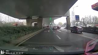 太过分！路口实线变道撞上直行视频车