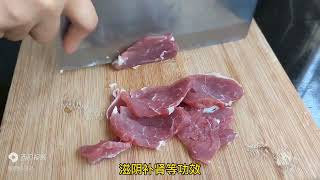 肉片放进淀粉里瞬间变美食，肉片滑嫩汤汁鲜美，孩子吃一次就上瘾