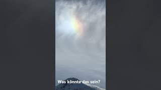 Was könnte das sein? Eine Spiegelung von der Sonne? Ein natürliches Phänomen?