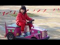 小美女玩碰碰車