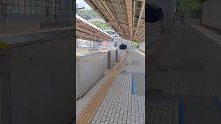 東海道新幹線 トンネルから出てきた新幹線が熱海駅を通過-Tokaido Shinkansen  Shinkansen, Passes through Atami Station