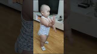 cute baby let's dancing! 可愛寶寶，我們一起跳舞吧！