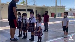 Atención escolta, paso redoblado. 😂 Primero los niños saludando y luego esto....🤣