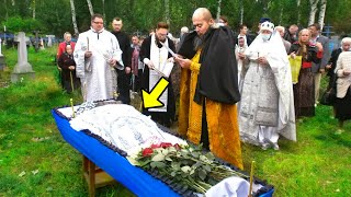 Priester Merkt Vreemd Detail Onder Jurk Van Vrouw In Kist Op En STOPT Onmiddellijk De Begrafenis!