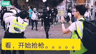 黑衣蒙面男子试图抢夺枪支，迫使警察开枪击中右腹部，后再爬起逃跑