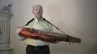 How to hold the Nyckelharpa