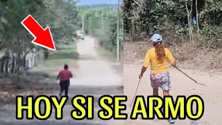 DOÑA ESPERANZA con un palo corre a CORINA por toda la calle😱