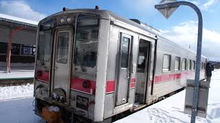 雪が積った豊富駅に停車中の宗谷本線下りキハ54形