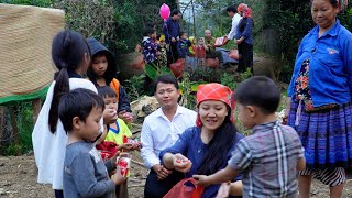 Rare happy smile of a homeless single mom when doing charity work with the great CEO | Ly Tu Ly